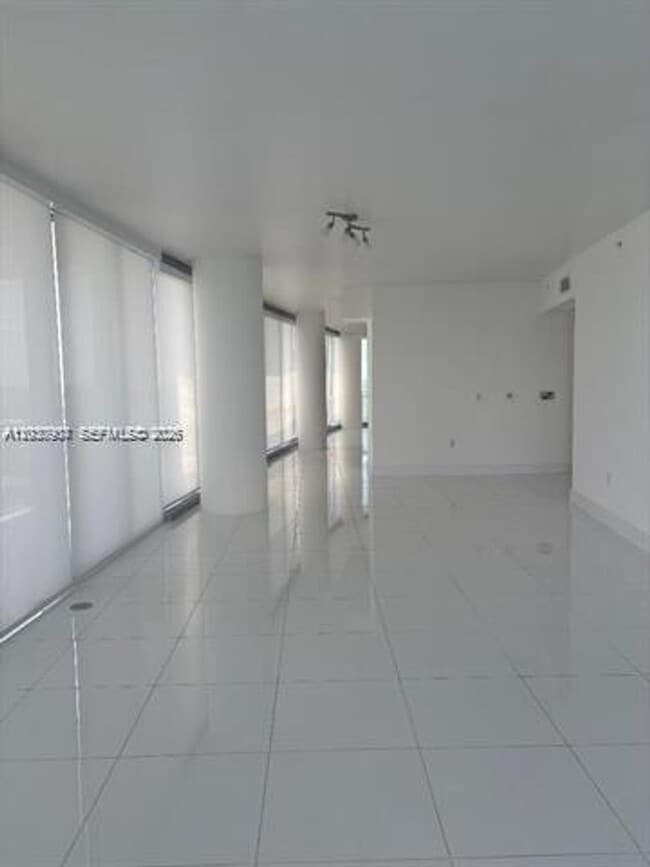 Building Photo - 17121 Collins Ave