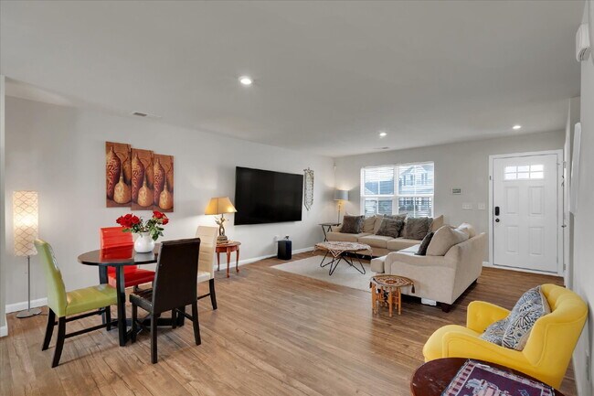 Foto del edificio - *Showings available starting after May 4th! / Beautiful 4BR / 2.5BA Home Offering Space, Comfort ...