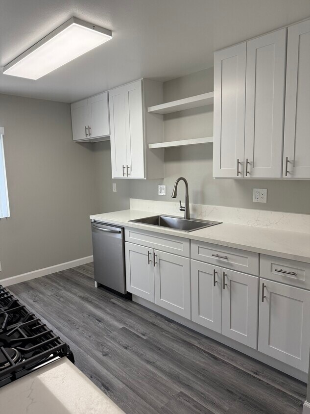 Foto principal - 21100 Pioneer Blvd