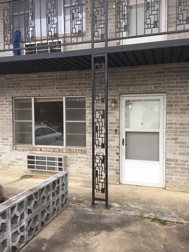 Building Photo - 802 S 25th St