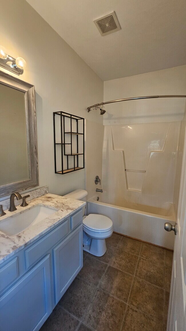 Foto del edificio - 332 Summerville Ct