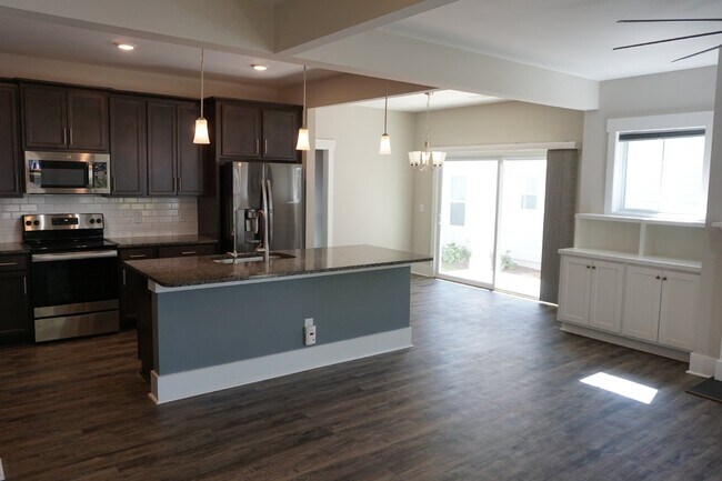 Building Photo - 4BR/3.5BA Home in the Gated Community of R...