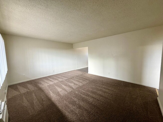 Building Photo - 2 BED/1 BATH - END UNIT WITH CITY VIEW & PET FRIENDLY