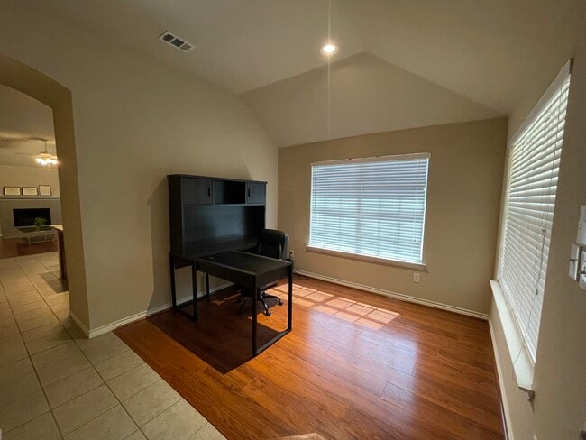 Building Photo - 3717 Ladera Dr