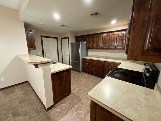 Foto del edificio - Large 3 Bedroom 2 Bathroom Home W/ Fenced Yard in WEBB CITY MO!!!