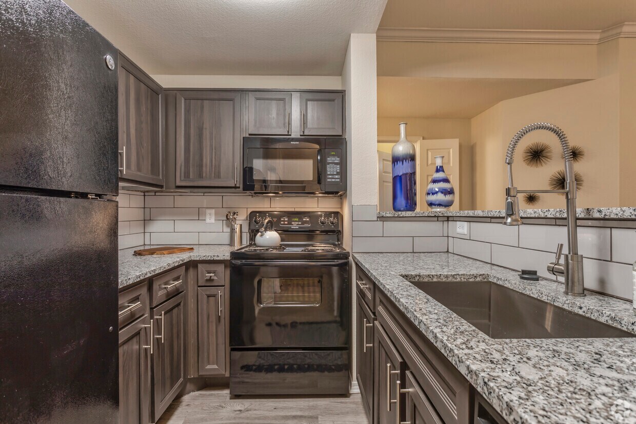 Ashford Apartments 2116 Marsh Ln Carrollton, TX