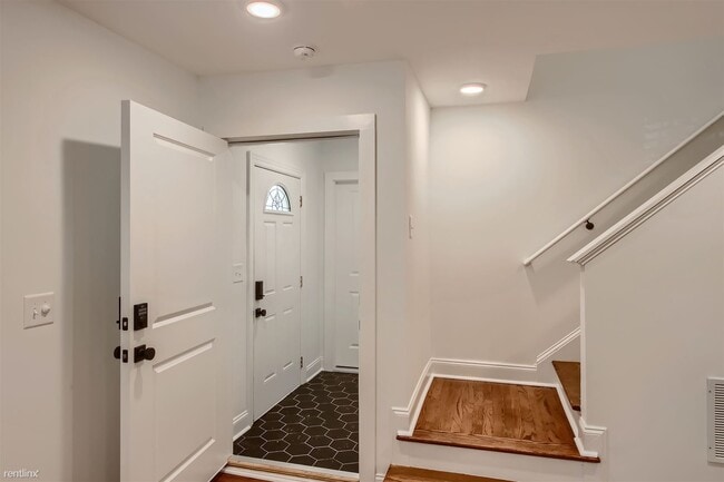 Building Photo - 2 br, 1 bath Duplex - 406 South Columbia D...