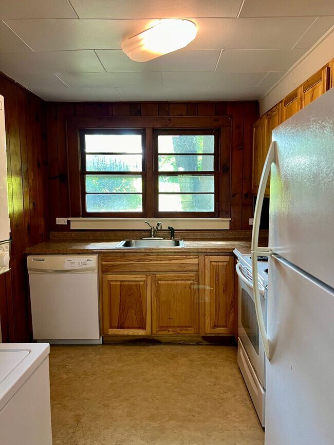 Building Photo - 1 Bedroom House in Hendersonville!