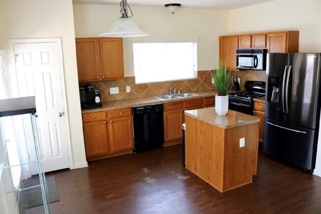 Building Photo - 20706 Settlers Lake Cir N