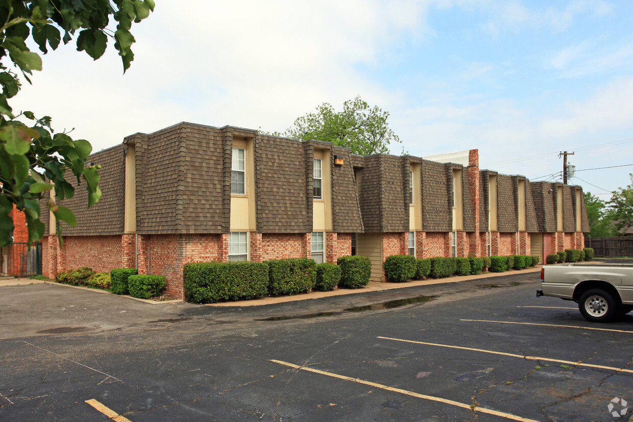 Primary Photo - Charleston Apartments