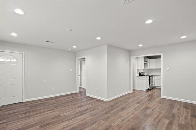 Building Photo - 4926 Hull St