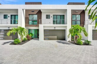 Building Photo - 4624 SW 32nd Ave