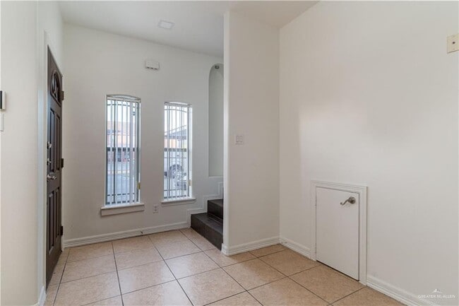 Building Photo - 1307 W Fig Ave