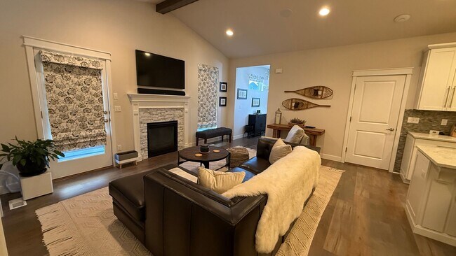 Foto del edificio - Furnished Ranch Style Condo W/Garage off Sand Lake/Kincaid. Must see. Available NOW!