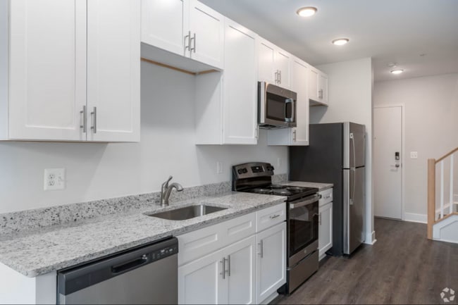 Building Photo - 319 W Franklin St