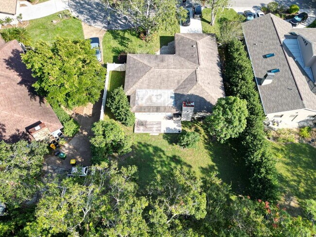 Foto del edificio - 423 Whispering Oaks Ct