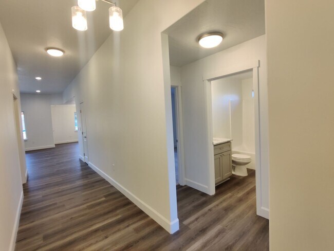 Foto del edificio - Newer Home for Rent in Benton City