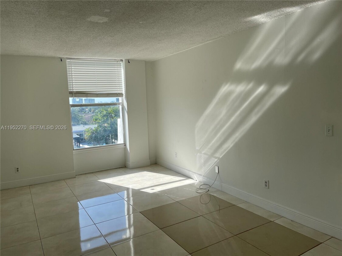 Foto del edificio - 2000 NE 135th St