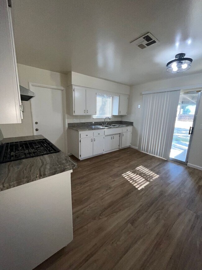 Foto del edificio - Recently remodeled home! Just listed!