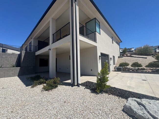 Foto del edificio - Beautiful 3 Bed, 3 Bath Home – All Utiliti...