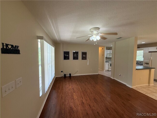 Foto del edificio - 3057 E Catherine Ln
