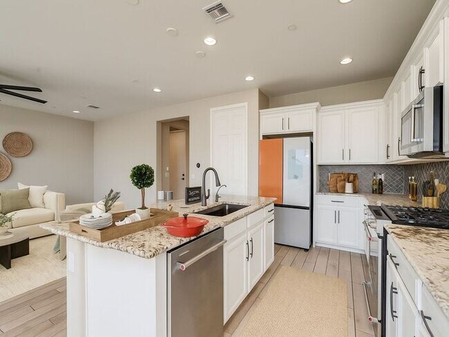 Foto del edificio - Amazing 4BR 2.5BA Home w/ 3-Car Tandem Garage • Pool Access • Yard w/ Fire Pit in Saguaro Trails