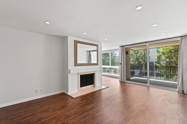 Foto del edificio - 1340 S Beverly Glen Blvd