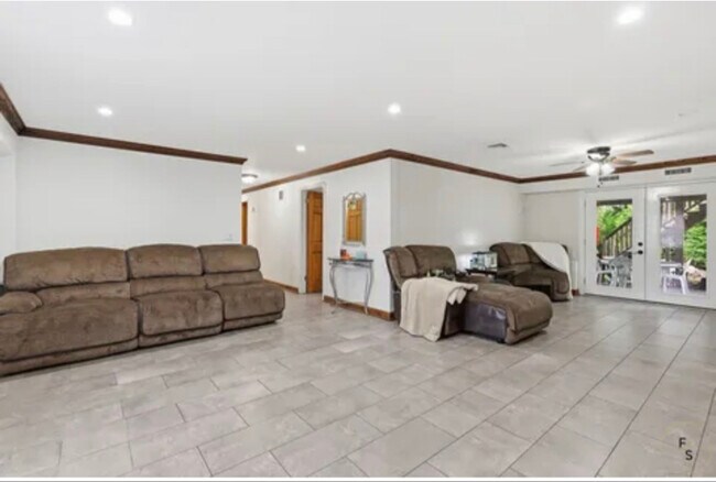 Foto del edificio - 27 Priscilla Rd