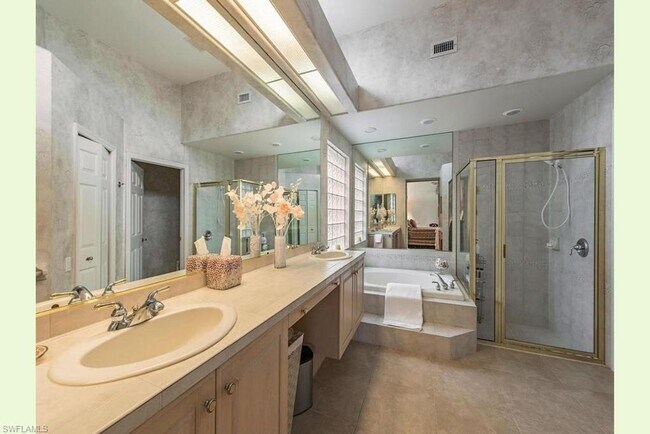 Foto del edificio - Pool Home Conveniently Located in The Stra...