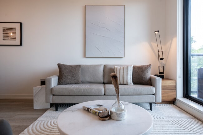 Photo du bâtiment - 2118 Bloor St W