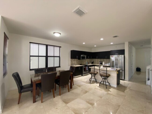 Foto del edificio - FULLY furnished House in Miami