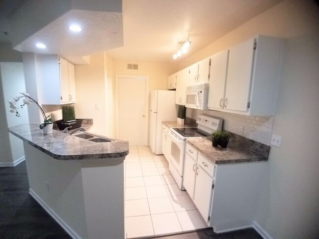 Photo - For Rent Beautiful 1/1 w covered GARAGE Condo @ Crest close to UCF  and Valencia College !!!