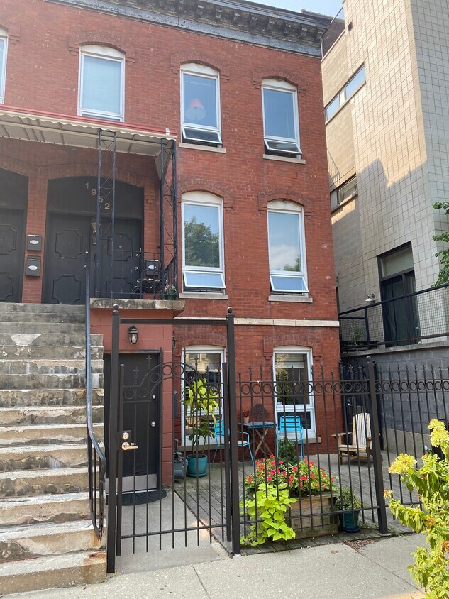 Foto principal - 1952 N Wilmot Ave