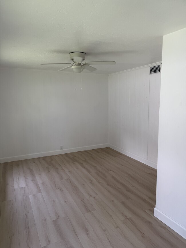 Foto del edificio - 923 Ivanhoe Way S
