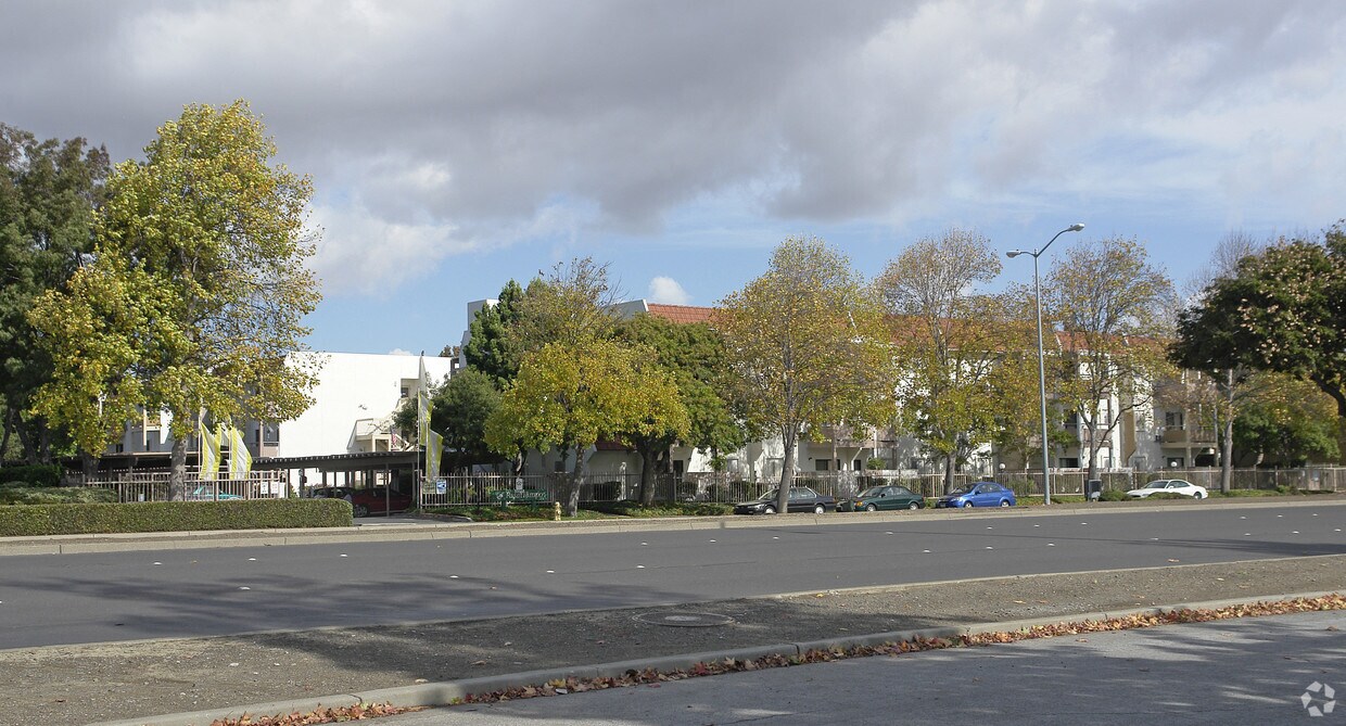 Foto del edificio - Pasatiempo Apartments