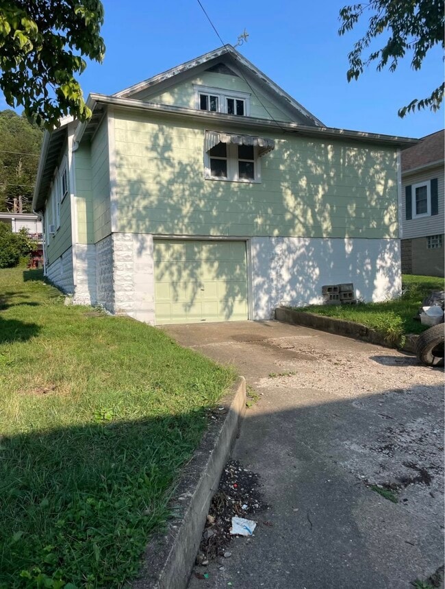 Building Photo - 622 6th St