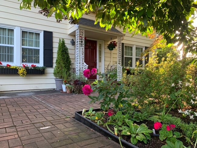 Building Photo - 520 17th Ave SE