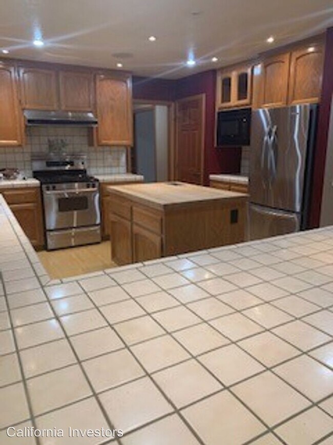 Building Photo - 8476 Whispering Oak Ln
