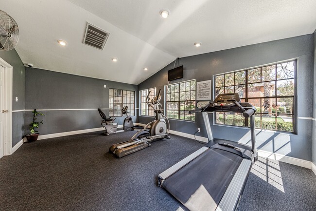 Sala de fitness renovada - Oaks of Westlakes Apartments