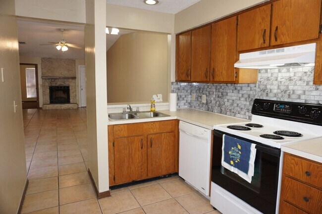 Foto del edificio - 2 bedroom/ 2 bath Single Story Townhome