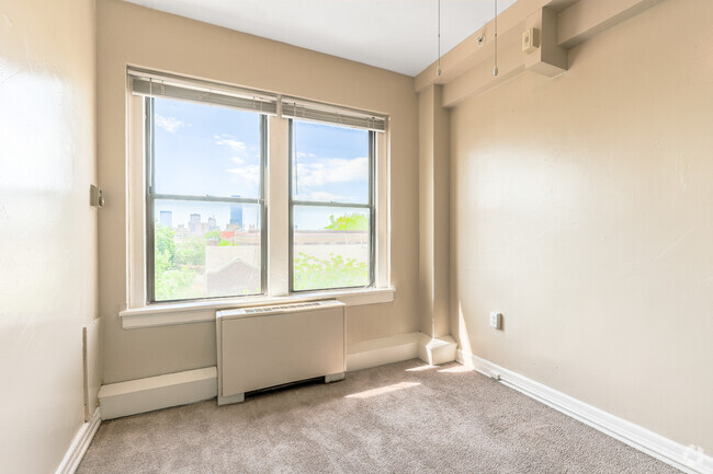 1BD, 1BA - 600SF - Highrise - Bedroom - The Aberdeen