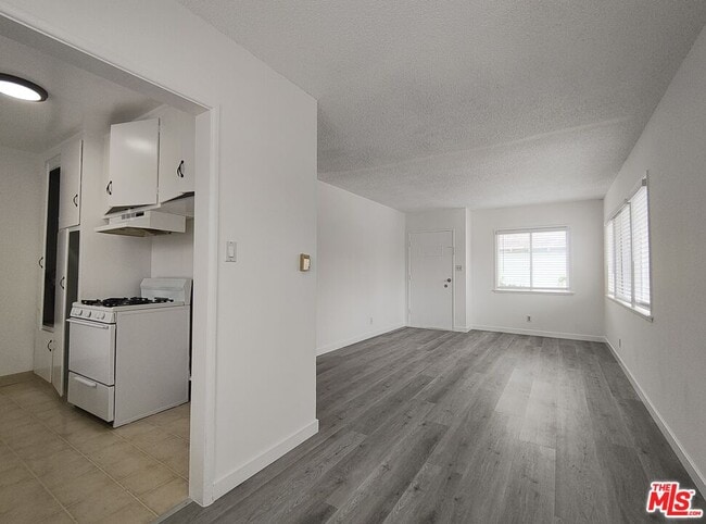 Building Photo - 1560 W 160th St