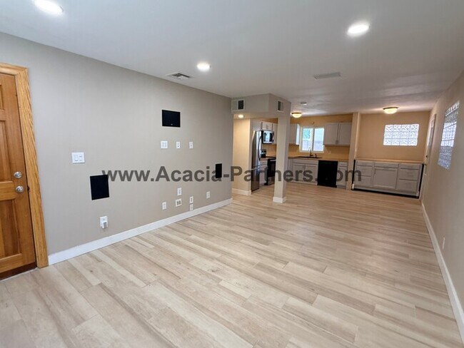 Foto del edificio - Centrally Located Three Bedroom