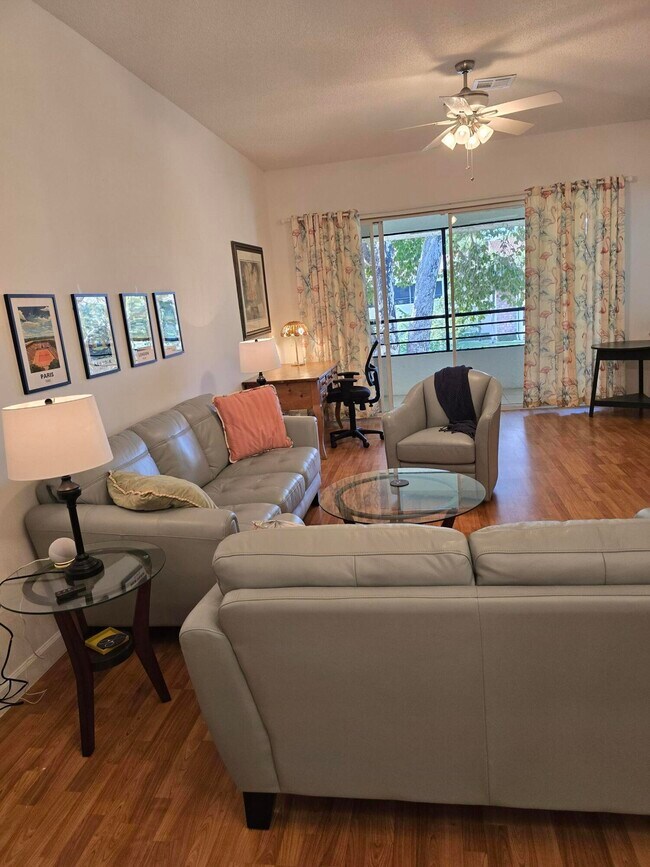 Foto del edificio - 7484 La Paz Blvd