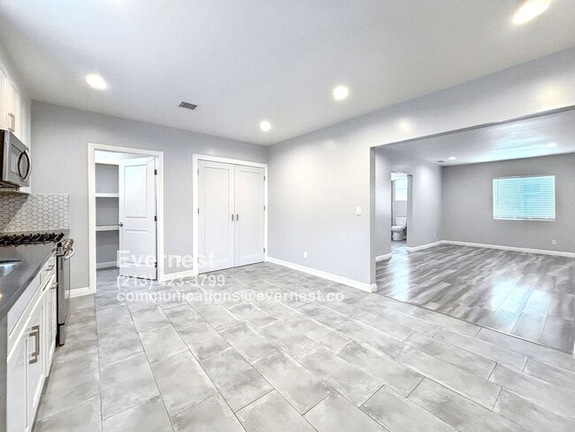Foto del edificio - Introducing a modern 2-bedroom, 2-bathroom...