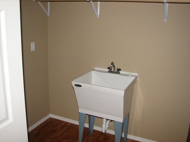 Wash basin - 318 Rosehaven Street