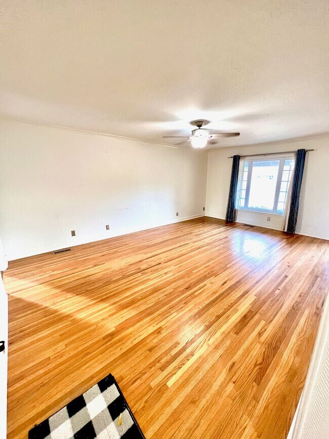 Building Photo - Brookside Bungalow Close to shopping, Riverside trails, & Gathering Place!