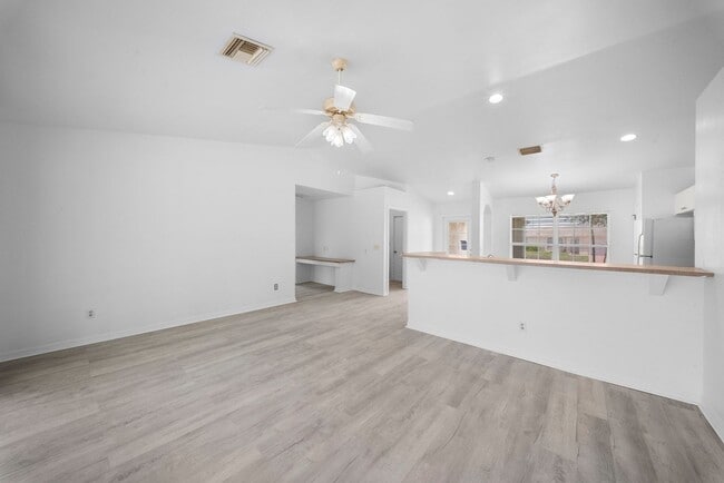 Building Photo - Spacious 3 bedroom 2 bathroom home in Lehigh Acres - New flooring!