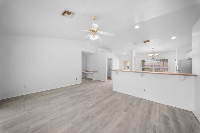 Foto del edificio - Spacious 3 bedroom 2 bathroom home in Lehigh Acres - New flooring!