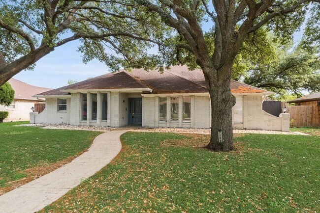 Foto del edificio - Spacious updated East Dallas home with open layout, flex suite, and easy access to White Rock Lake